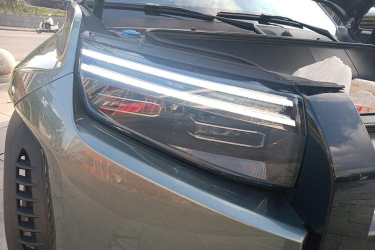 Used Formula Leopard Titanium 3 2025 501KM All-Wheel Drive Intelligent Driving Ultra Version Right Front Headlight