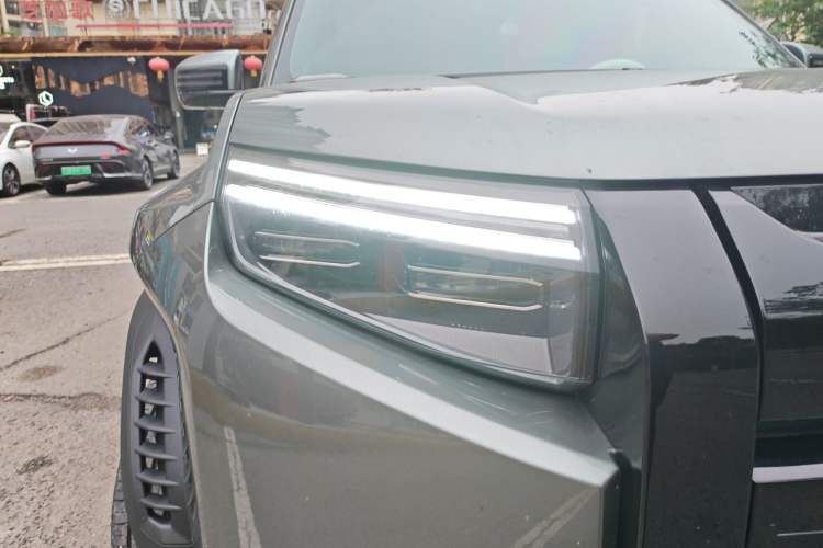 Used Formula Leopard Titanium 3 2025 501 km Range Rear-Wheel Drive Intelligent Driving Max Edition Right Front Headlight