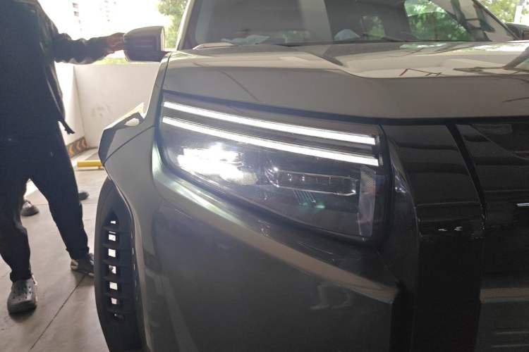 Used Formula Leopard Titanium 3 2025 501 km Range Rear-Wheel Drive Intelligent Driving Max Edition Right Front Headlight