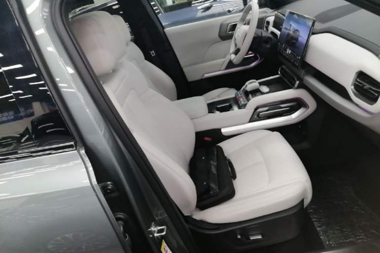 Used Formula Leopard Titanium 3 2025 501KM All-Wheel Drive Intelligent Driving Ultra Version Right Front Seat