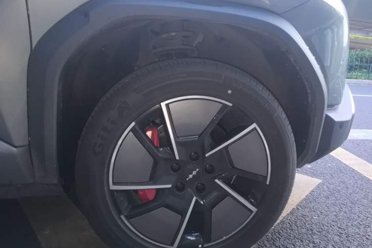 Used Formula Leopard Titanium 3 2025 501KM All-Wheel Drive Intelligent Driving Ultra Version Right Front Wheel Hub