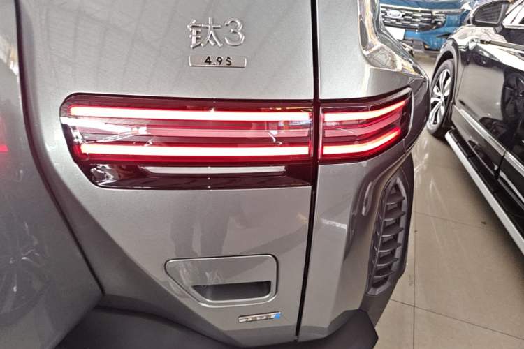 Used Formula Leopard Titanium 3 2025 501KM All-Wheel Drive Intelligent Driving Ultra Version Right Rear Taillight
