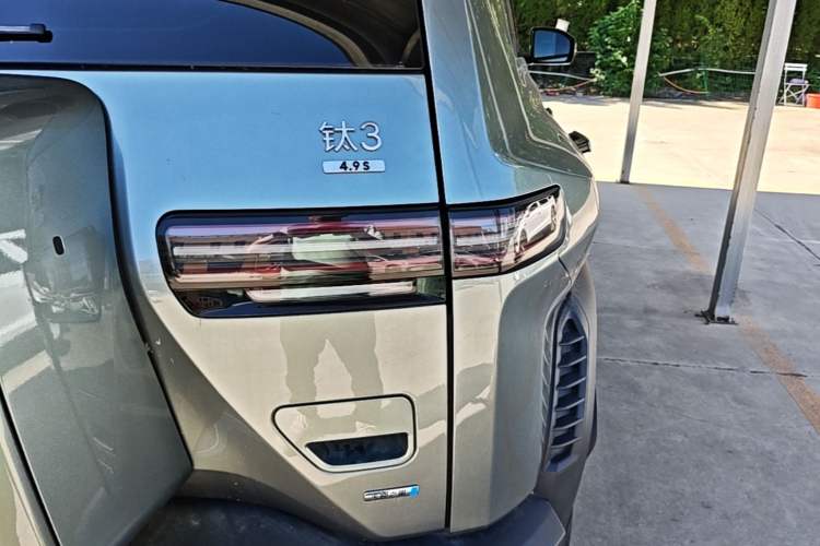 Used Formula Leopard Titanium 3 2025 501 km All-Wheel Drive Intelligent Driving Max Edition Right Rear Taillight
