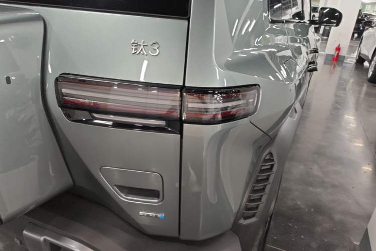 Used Formula Leopard Titanium 3 2025 501 km Range Rear-Wheel Drive Intelligent Driving Max Edition Right Rear Taillight
