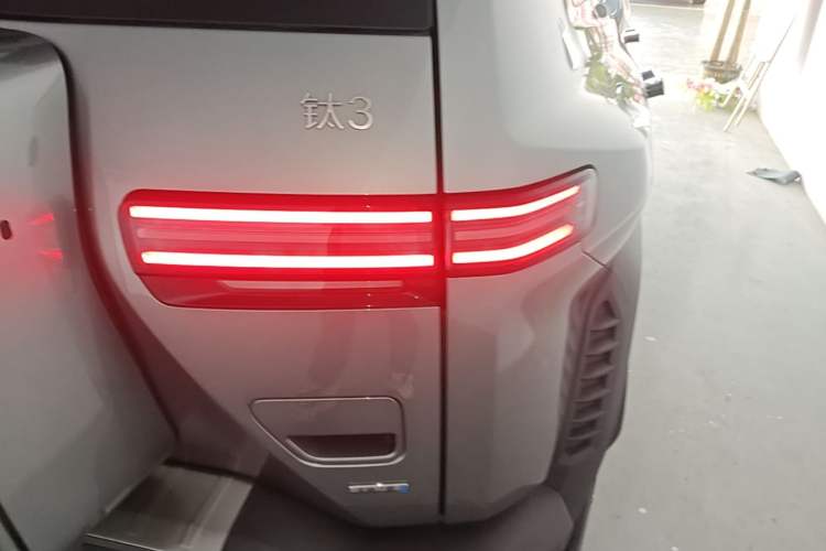 Used Formula Leopard Titanium 3 2025 501 km Range Rear-Wheel Drive Intelligent Driving Max Edition Right Rear Taillight
