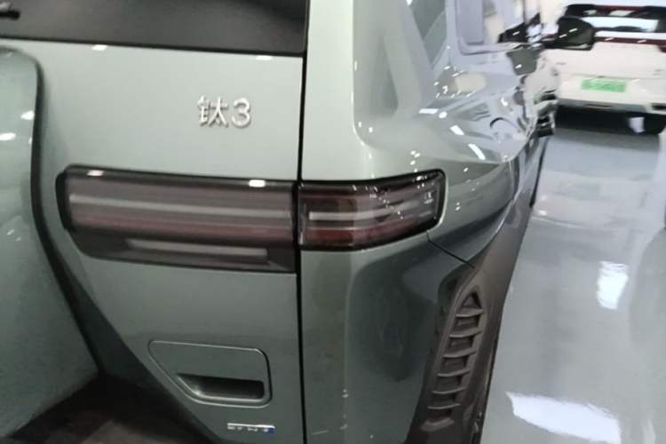 Used Formula Leopard Titanium 3 2025 501 km Range Rear-Wheel Drive Intelligent Driving Max Edition Right Rear Taillight