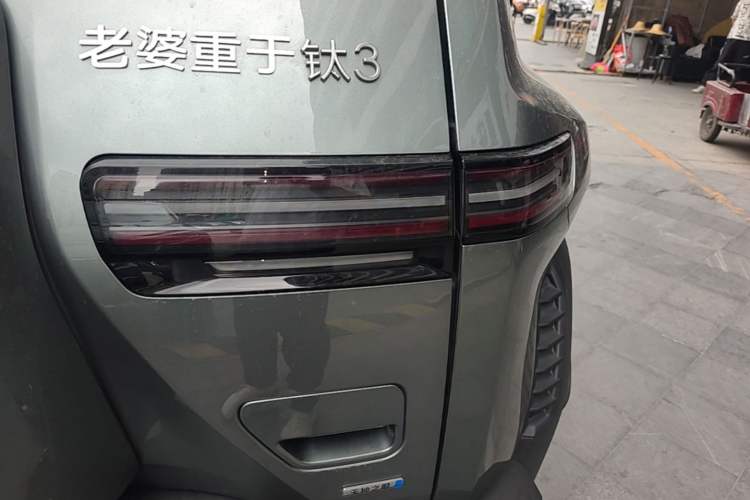 Used Formula Leopard Titanium 3 2025 501 km Range Rear-Wheel Drive Intelligent Driving Max Edition Right Rear Taillight
