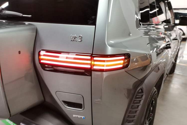 Used Formula Leopard Titanium 3 2025 501 km Range Rear-Wheel Drive Intelligent Driving Max Edition Right Rear Taillight