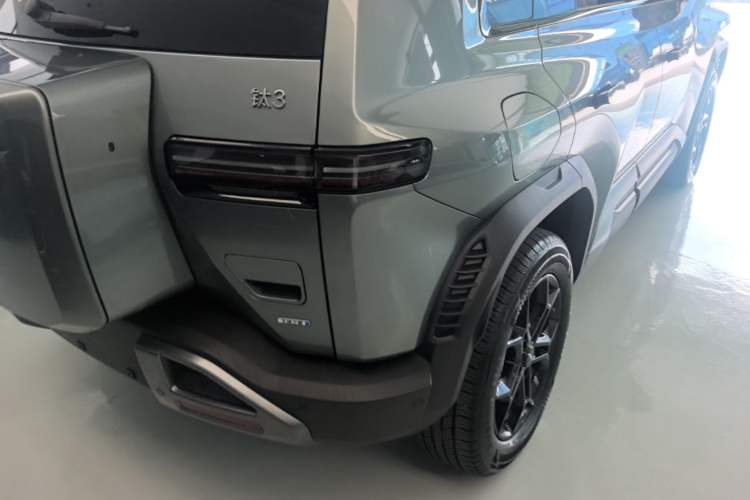 Used Formula Leopard Titanium 3 2025 501 km Range Rear-Wheel Drive Intelligent Driving Max Edition Right Rear Taillight