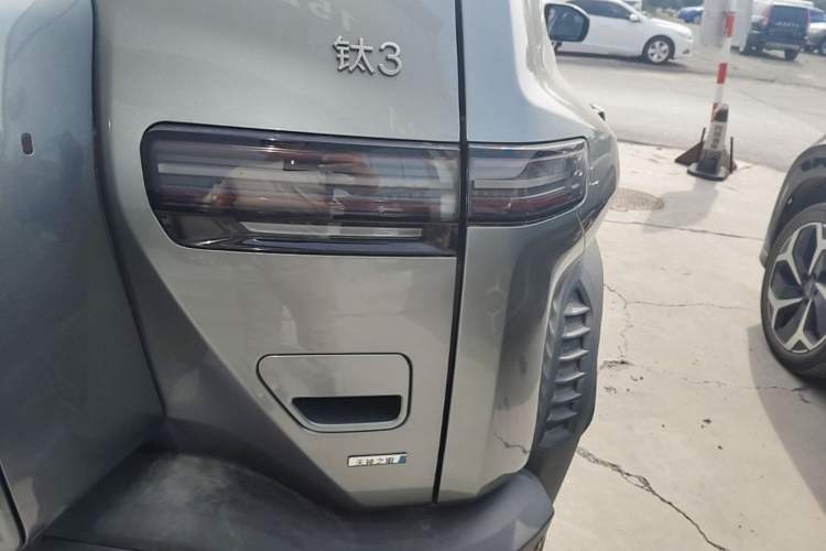 Used Formula Leopard Titanium 3 2025 501 km Range Rear-Wheel Drive Intelligent Driving Pro Version Right Rear Taillight
