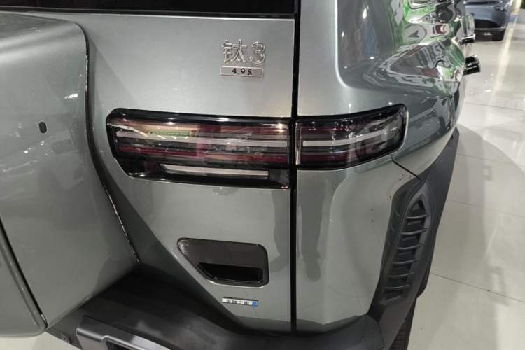 Used Formula Leopard Titanium 3 2025 501KM All-Wheel Drive Intelligent Driving Ultra Version Right Rear Taillight
