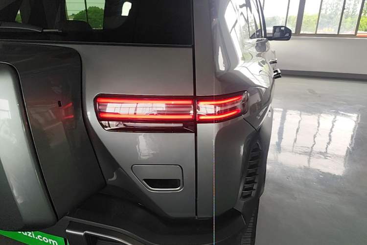 Used Formula Leopard Titanium 3 2025 501KM All-Wheel Drive Intelligent Driving Ultra Version Right Rear Taillight