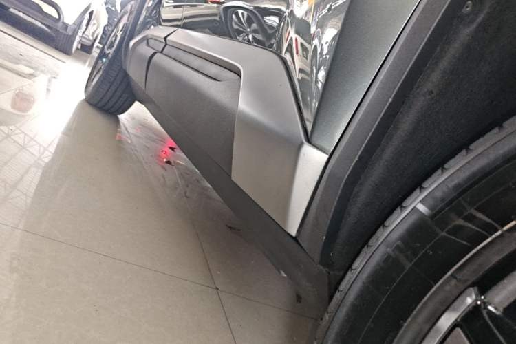 Used Formula Leopard Titanium 3 2025 501KM All-Wheel Drive Intelligent Driving Ultra Version Right Side Sill