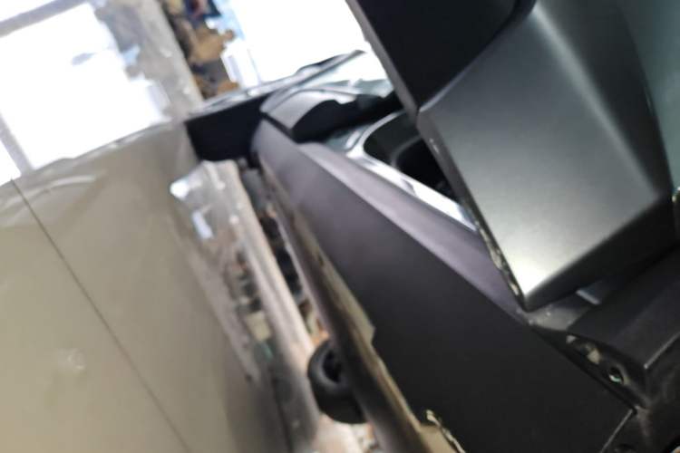 Used Formula Leopard Titanium 3 2025 501KM All-Wheel Drive Intelligent Driving Ultra Version Right Side Sill