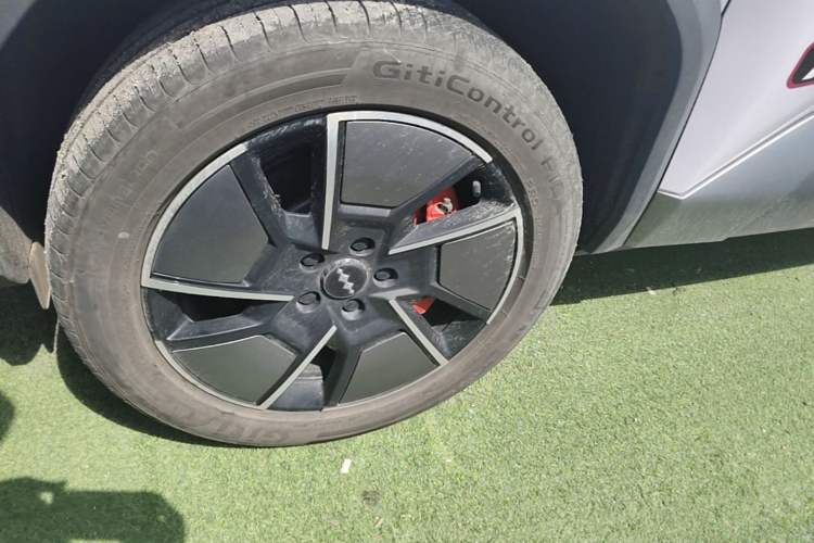 Used Formula Leopard Titanium 3 2025 501KM All-Wheel Drive Intelligent Driving Ultra Version Left Front Wheel Hub