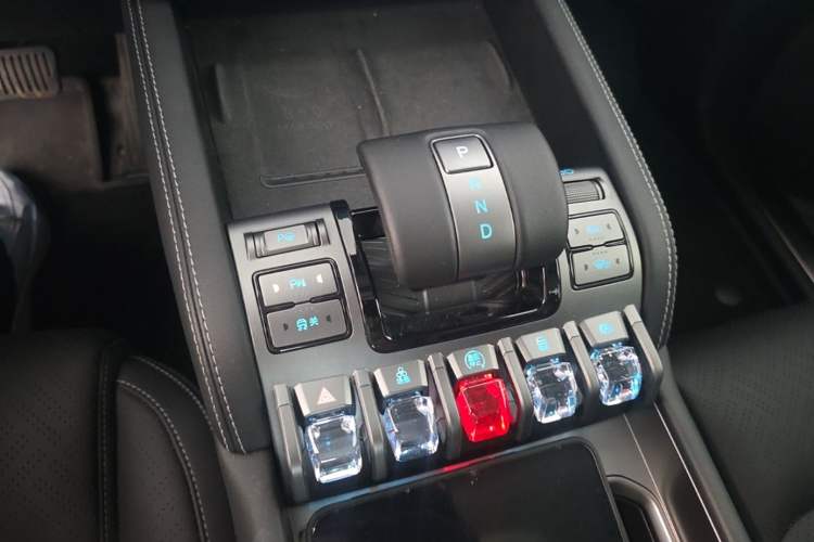 Used Formula Leopard Titanium 3 2025 501KM All-Wheel Drive Intelligent Driving Ultra Version Gear Lever