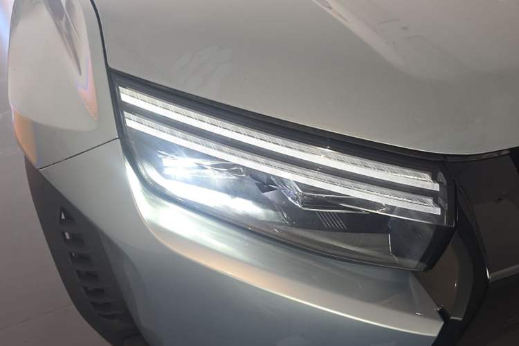 Used Formula Leopard Titanium 3 2025 501KM All-Wheel Drive Intelligent Driving Ultra Version Right Front Headlight