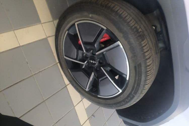 Used Formula Leopard Titanium 3 2025 501 km All-Wheel Drive Intelligent Driving Max Edition Right Front Wheel Hub
