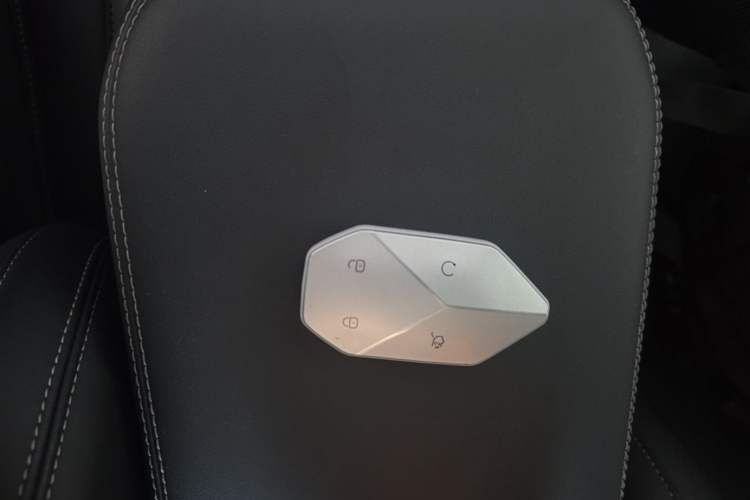 Used Formula Leopard Titanium 3 2025 501KM All-Wheel Drive Intelligent Driving Ultra Version Vehicle Key