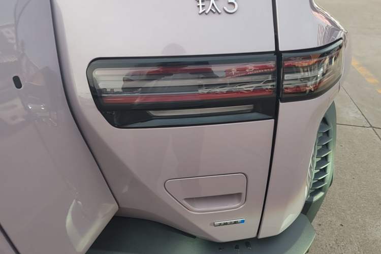 Used Formula Leopard Titanium 3 2025 501 km Range Rear-Wheel Drive Intelligent Driving Max Edition Right Rear Taillight