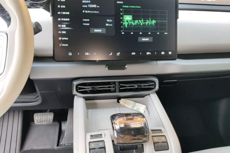 Used Formula Leopard Titanium 3 2025 501 km All-Wheel Drive Intelligent Driving Max Edition Audio And AC Panel