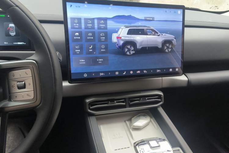 Used Formula Leopard Titanium 3 2025 501KM All-Wheel Drive Intelligent Driving Ultra Version Audio And AC Panel