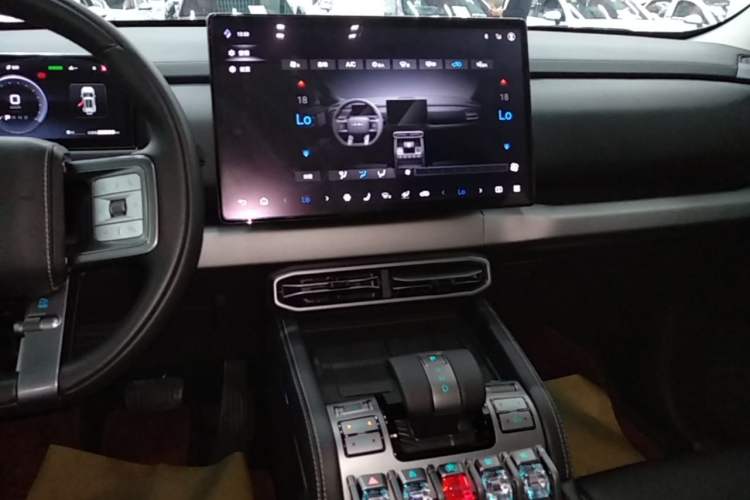 Used Formula Leopard Titanium 3 2025 501KM All-Wheel Drive Intelligent Driving Ultra Version Audio And AC Panel