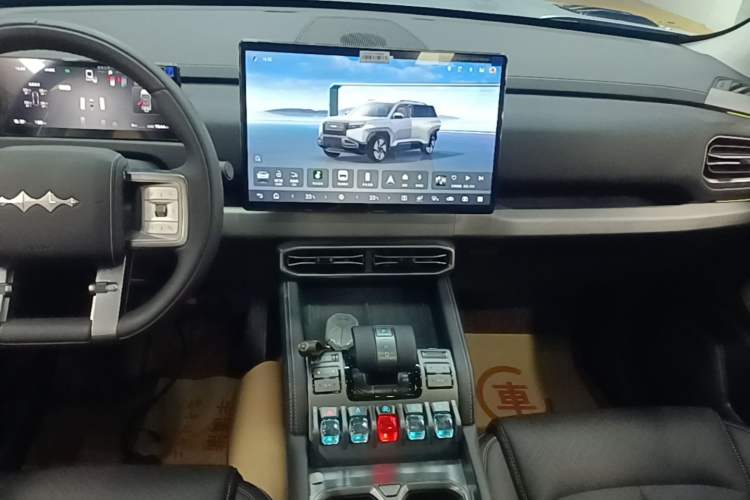 Used Formula Leopard Titanium 3 2025 501KM All-Wheel Drive Intelligent Driving Ultra Version Audio And AC Panel