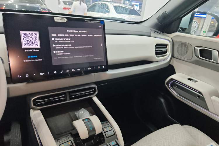 Used Formula Leopard Titanium 3 2025 501 km Range Rear-Wheel Drive Intelligent Driving Max Edition Audio And AC Panel