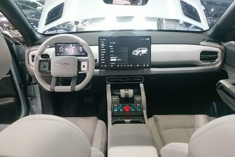 Used Formula Leopard Titanium 3 2025 501 km Range Rear-Wheel Drive Intelligent Driving Max Edition Center Console