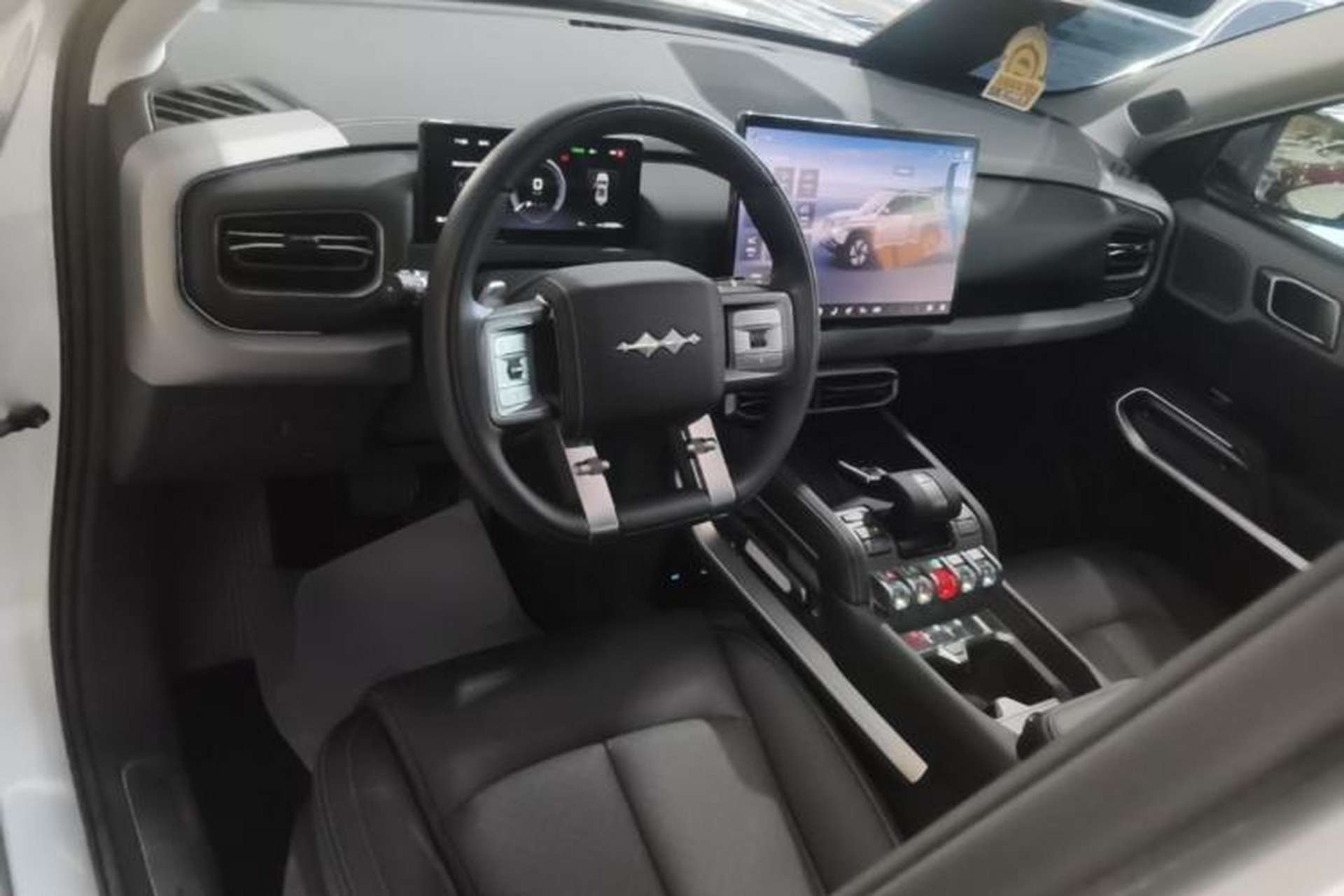 Used Formula Leopard Titanium 3 2025 501KM All-Wheel Drive Intelligent Driving Ultra Version Center Console