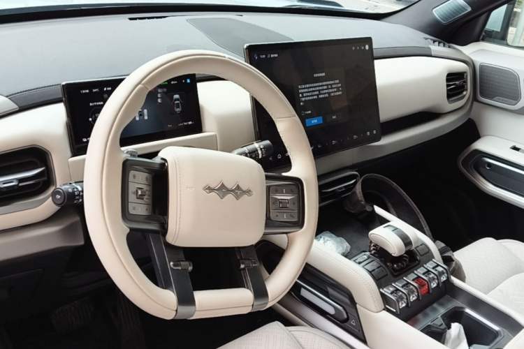 Used Formula Leopard Titanium 3 2025 501KM All-Wheel Drive Intelligent Driving Ultra Version Center Console