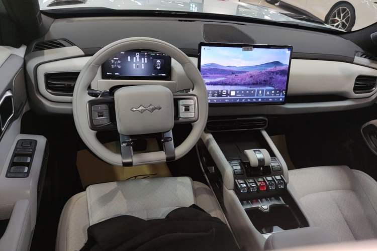 Used Formula Leopard Titanium 3 2025 501KM All-Wheel Drive Intelligent Driving Ultra Version Center Console