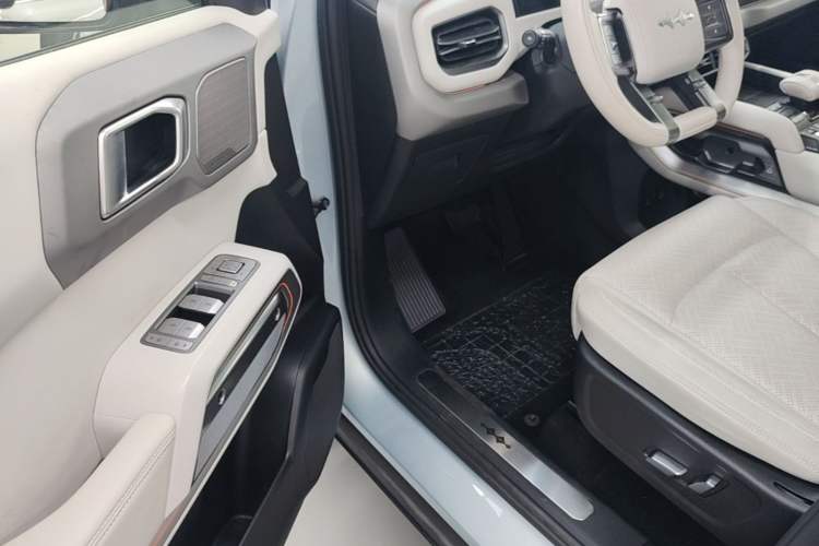 Used Formula Leopard Titanium 3 2025 501KM All-Wheel Drive Intelligent Driving Ultra Version Driver Seat