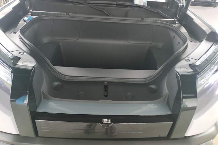 Used Formula Leopard Titanium 3 2025 Model 501KM Rear-Drive Ultra Version Engine Bay