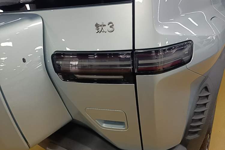 Used Formula Leopard Titanium 3 2025 501KM All-Wheel Drive Intelligent Driving Ultra Version Exterior 3