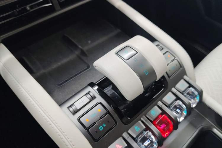 Used Formula Leopard Titanium 3 2025 501KM All-Wheel Drive Intelligent Driving Ultra Version Gear Lever