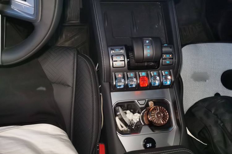 Used Formula Leopard Titanium 3 2025 501KM All-Wheel Drive Intelligent Driving Ultra Version Gear Lever