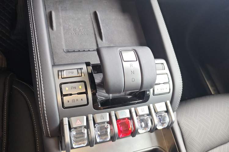 Used Formula Leopard Titanium 3 2025 501KM All-Wheel Drive Intelligent Driving Ultra Version Gear Lever
