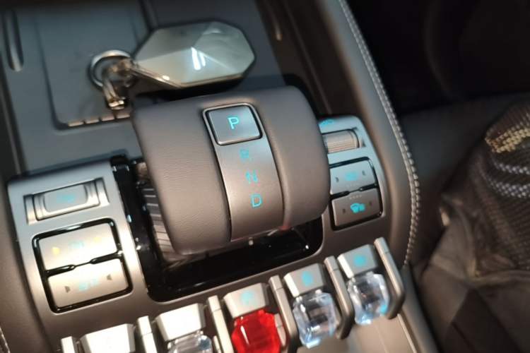 Used Formula Leopard Titanium 3 2025 501KM All-Wheel Drive Intelligent Driving Ultra Version Gear Lever