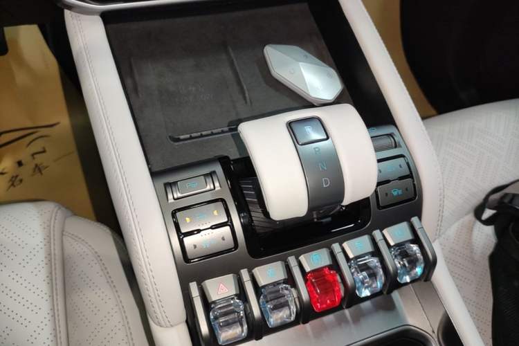Used Formula Leopard Titanium 3 2025 501KM All-Wheel Drive Intelligent Driving Ultra Version Gear Lever