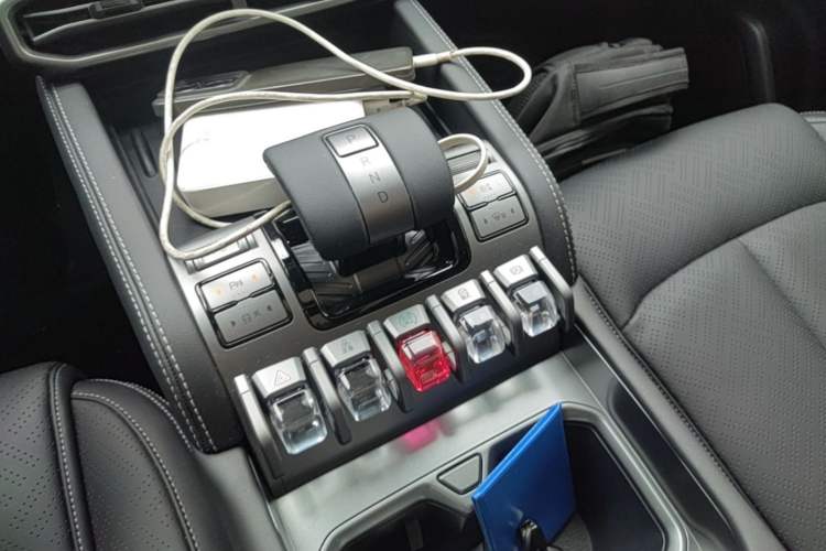 Used Formula Leopard Titanium 3 2025 501KM All-Wheel Drive Intelligent Driving Ultra Version Gear Lever