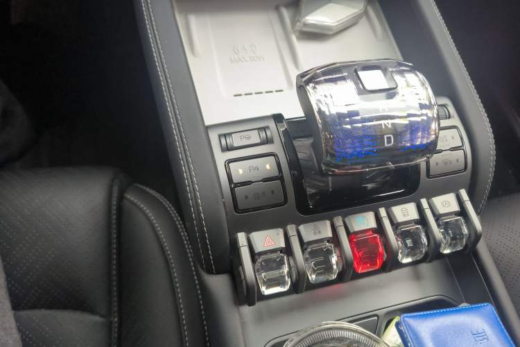 Used Formula Leopard Titanium 3 2025 501KM All-Wheel Drive Intelligent Driving Ultra Version Gear Lever