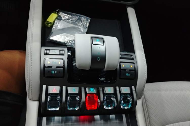 Used Formula Leopard Titanium 3 2025 501KM All-Wheel Drive Intelligent Driving Ultra Version Gear Lever