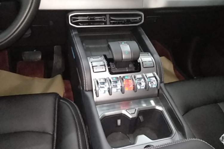 Used Formula Leopard Titanium 3 2025 501KM All-Wheel Drive Intelligent Driving Ultra Version Gear Lever