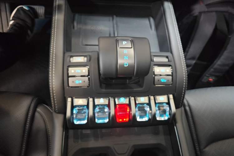 Used Formula Leopard Titanium 3 2025 501KM All-Wheel Drive Intelligent Driving Ultra Version Gear Lever