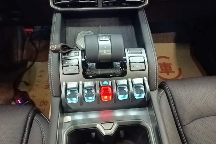 Used Formula Leopard Titanium 3 2025 501KM All-Wheel Drive Intelligent Driving Ultra Version Gear Lever