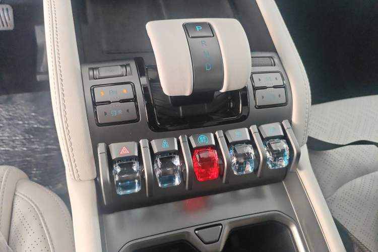 Used Formula Leopard Titanium 3 2025 501KM All-Wheel Drive Intelligent Driving Ultra Version Gear Lever