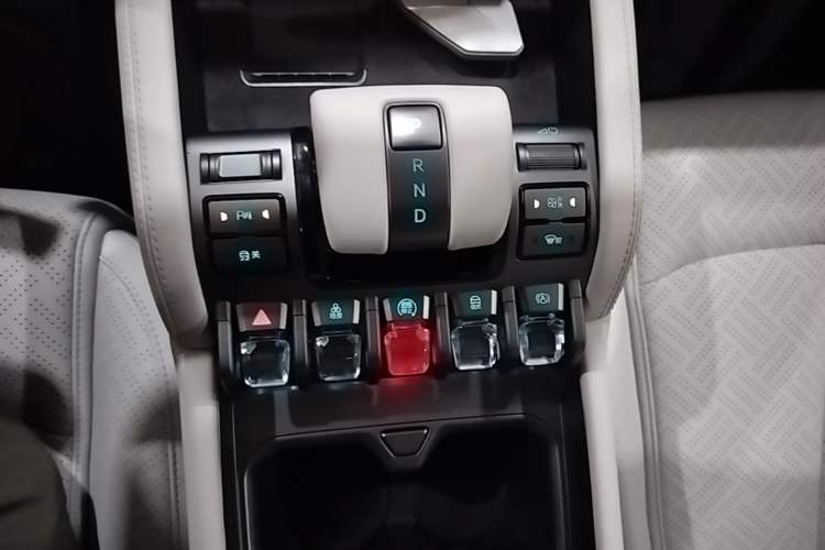 Used Formula Leopard Titanium 3 2025 501KM All-Wheel Drive Intelligent Driving Ultra Version Gear Lever