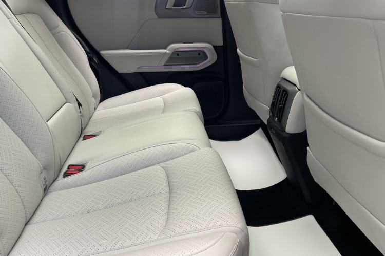 Used Formula Leopard Titanium 3 2025 501KM All-Wheel Drive Intelligent Driving Ultra Version Interior 1